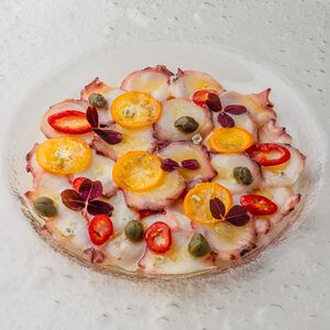 Карпаччо из осьминога с черри и кумкватом 