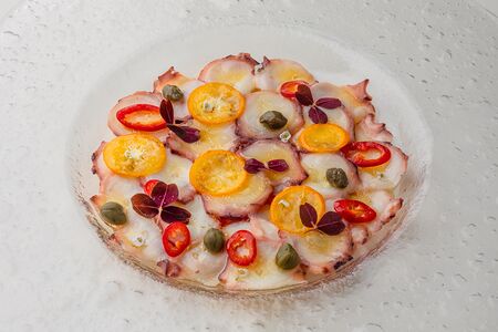 Карпаччо из осьминога с черри и кумкватом 