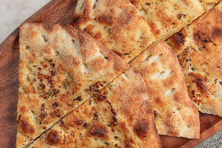 Фокачча с травами и чесноком