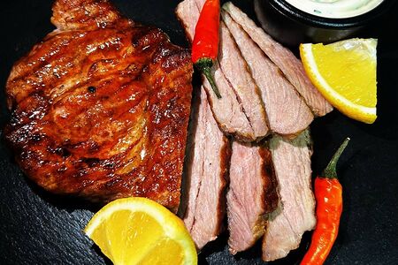 Стейк из cвинoй шеи