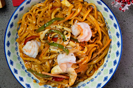 № 007 Лапша жаренная с морепродуктами под соусом Том Ям