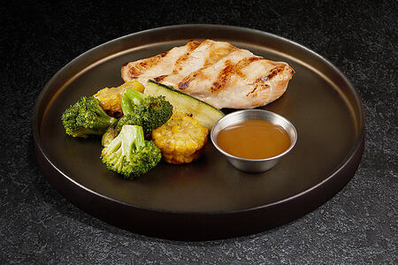 Куриная грудка и овощи гриль