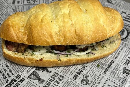 Люля куриные на мангале в батоне с луком и зеленью 