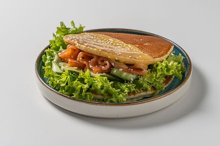 Панкейк с лососем и кремом из авокадо