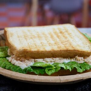 Сэндвич с курицей и соусом