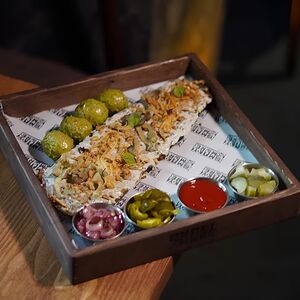 Свиные ребрышки с эноками и грибным соусом  