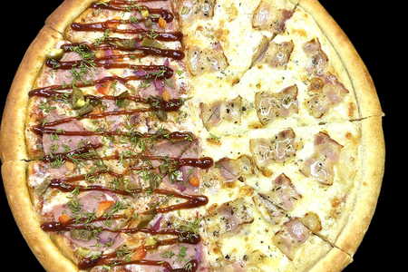 Пицца микс с ветчиной, халапеньо и карбонара