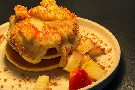 Панкейки с заварным кремом и нектаринами