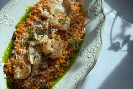 Ризотто с тигровыми креветками, кальмаром и вонголе в соусе неаполитано