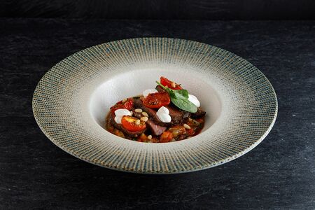 Теплая говядина с печеными овощами