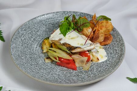 Филе судака с овощами в сливочном соусе