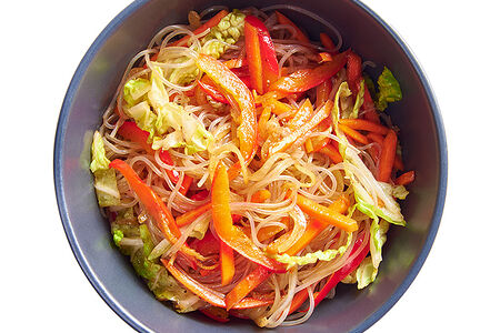 Салат с фунчозой и овощами