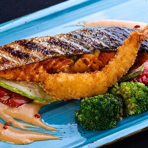 Стейк лосося на гриле с креветкой темпура и азиатским соусом биск