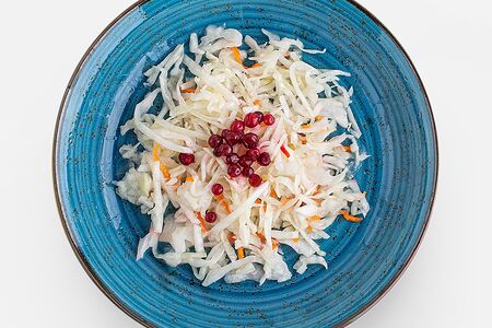 Овощной салат с брусникой