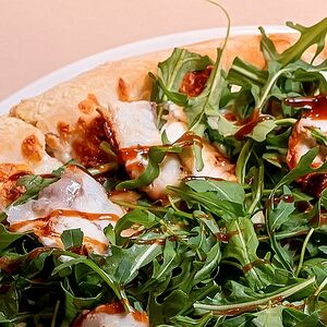 Пицца с угрем и сыром страчателла