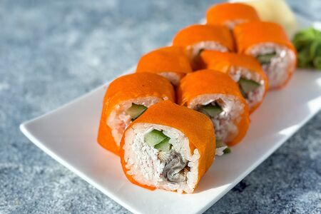 Ролл с угрем, снежным крабом и огурцом в соевом листе 