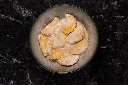 Вареники с творогом и ванильным соусом