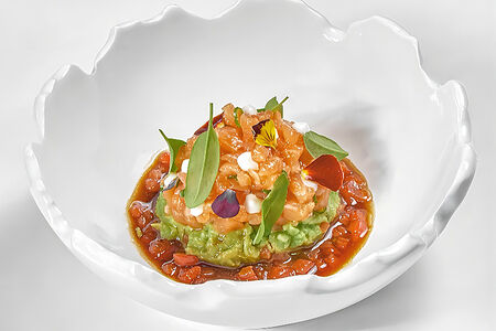 Тартар из лосося с устричным айоли