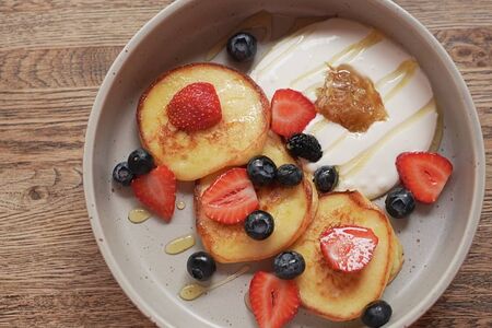 Оладьи из рикотты с медом и сезонными ягодами