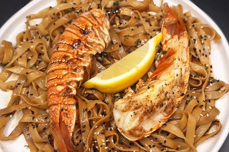 Лобстер и лапша по-азиатски