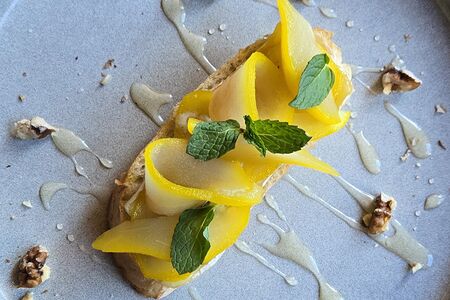 Брускетта с горгонзолой и грушей