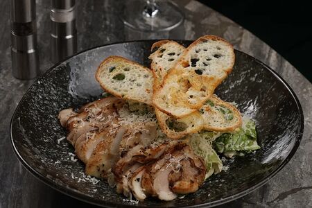 Азия-цезарь с цыпленком и соусом из тунца