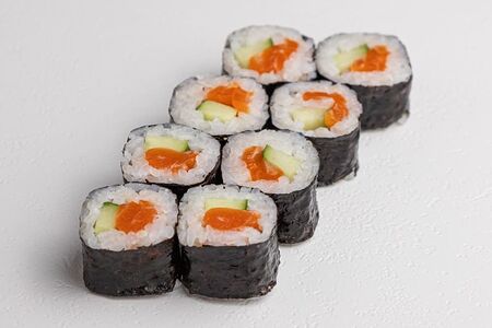 Ролл с лососем и огурцом