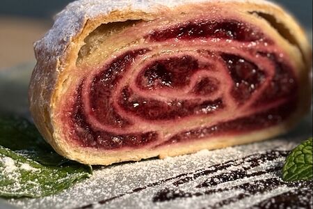 Штрудель вишневый