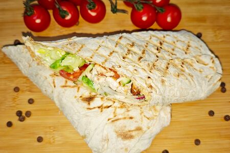 Шаурма в тонком лаваше с курицей и картошкой