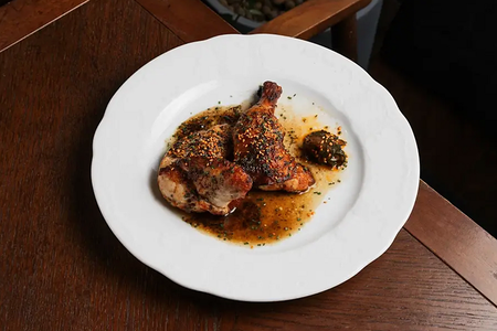 Половинка цыпленка с соусом из трюфеля