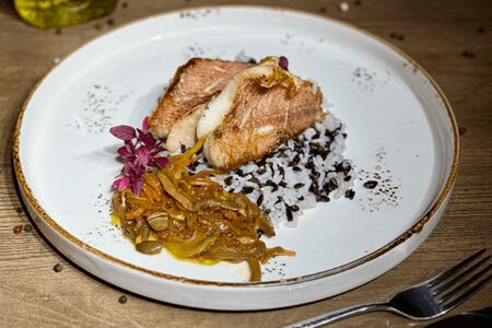 Филе морского окуня с черным рисом и овощами