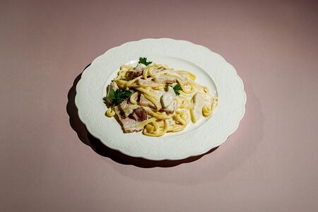 Спагетти Карбонара с цыпленком и беконом