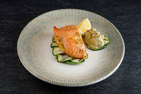 Лосось с базиликовым маскарпоне и цукини 