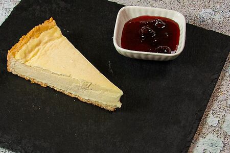 Домашний чизкейк с вареньем из лесных ягод 