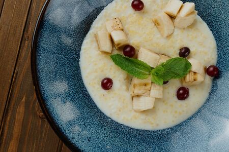 Каша пшенная с клюквой и бананом