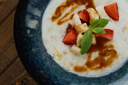 Каша овсяная с бананом и соленой карамелью