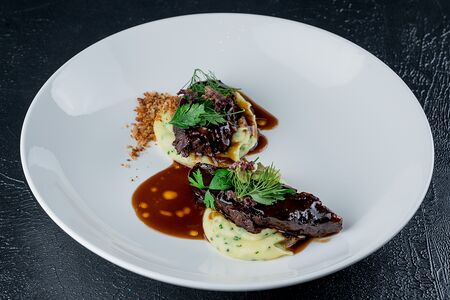 Говяжьи щеки, соус из кваса и копченого лука, картофельное пюре