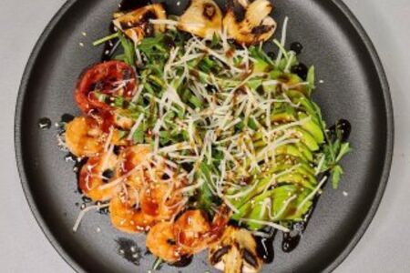 Салат Рукола с тигровыми креветками 