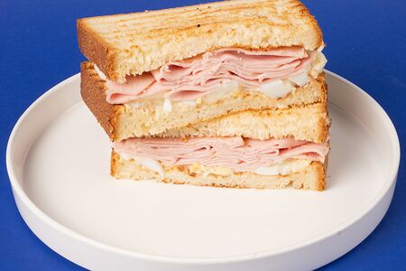 Утренний бутерброд с докторской колбасой