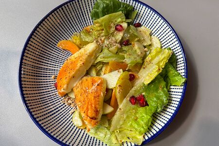 Салат Эгейский с жареным сыром и фруктами