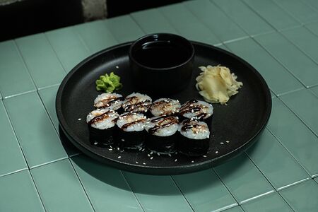 Маки с угрем