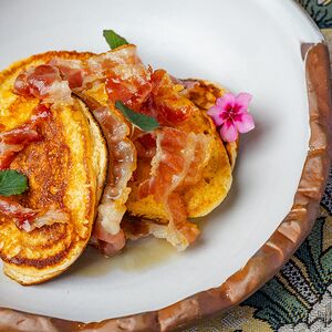 Флаффи панкейкс с беконом и кленовым сиропом