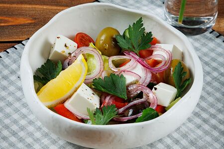 Греческий салат с гигантскими оливками и брынзой