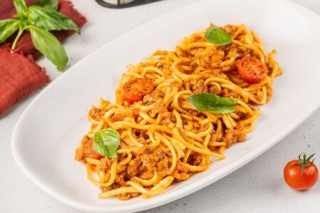 Лингвини с домашним болоньезе в томатном соусе с базиликом и печёными томатами
