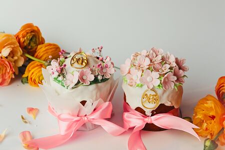 Творожный с клюквой, украшенный цветами