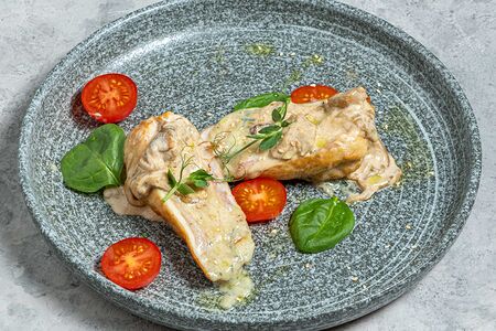 Куриное филе с беконом, сыром дорблю и сливочно-грибным соусом