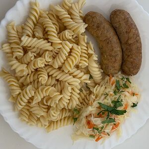 Куриные колбаски с макаронами и салатом