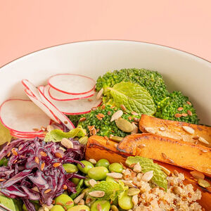 Зелёный салат с бататом, брокколи и медово-горчичным дрессингом