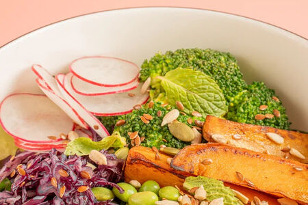 Зелёный салат с бататом, брокколи и медово-горчичным дрессингом