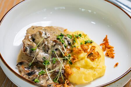 Тушеное бедро индейки с картофельным пюре